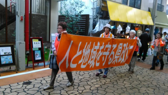 午後の街頭の訴えは、垂水区から。JR垂水駅東口から商店街東入り口～西口・天の下郵便局前と３連続で。垂水センター街のなかを地元の方40名で横断幕を持ってモモタロー宣伝して下さいました。